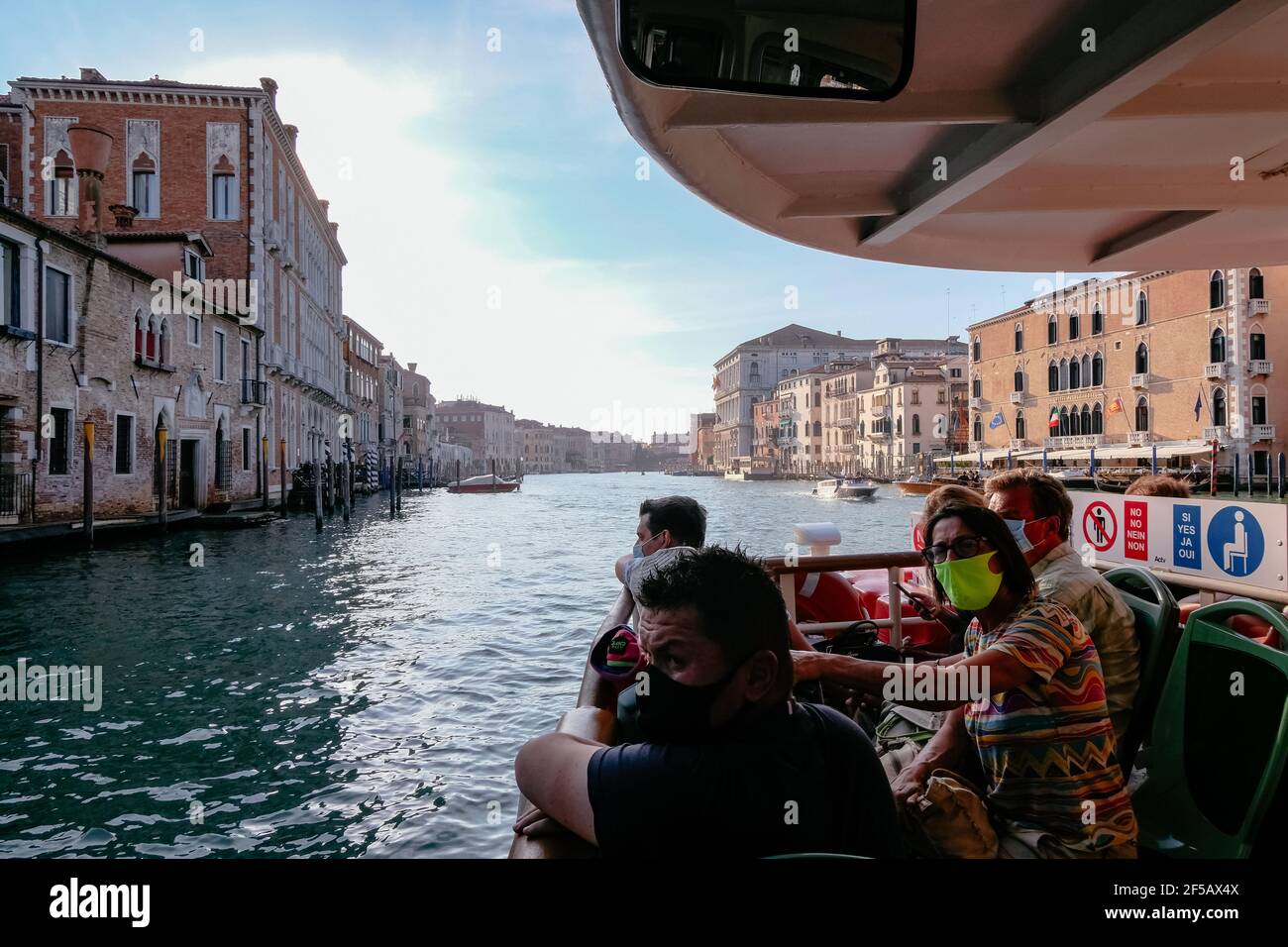 Turisti in un Vaporetto in Canal Grande a Venezia con maschere Covid-19, Italia Foto Stock