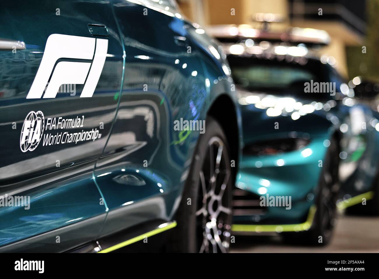 Sakhir, Bahrein. 25 Marzo 2021. Aston Martin FIA Safety Car. Gran Premio del Bahrain, giovedì 25 marzo 2021. Sakhir, Bahrein. Credit: James Moy/Alamy Live News Foto Stock