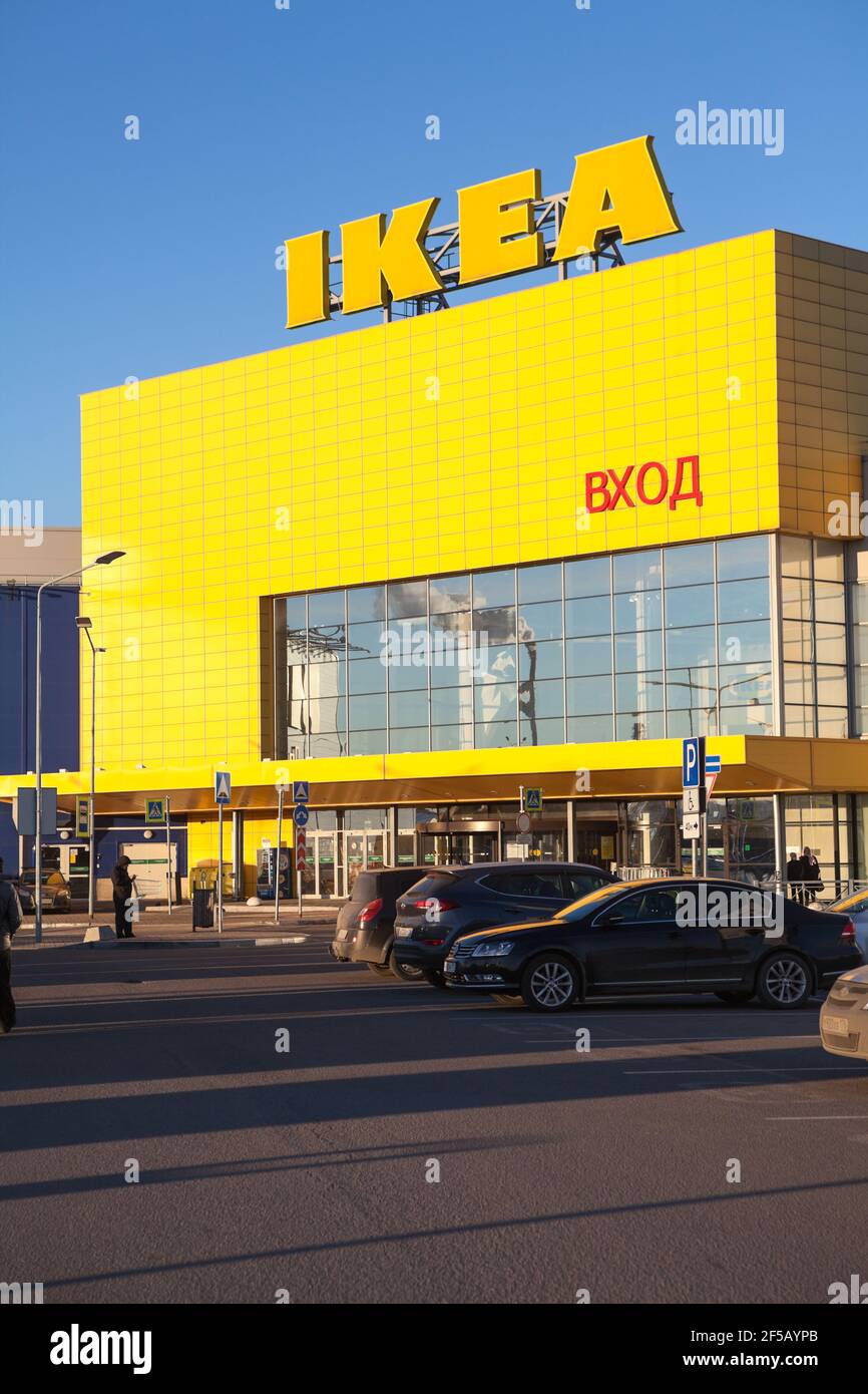 San Pietroburgo, Russia-circa dicembre 2020: Costruzione del centro commerciale Ikea con logo e cartello d'ingresso in russo. Si trova nel centro commerciale Mega Foto Stock