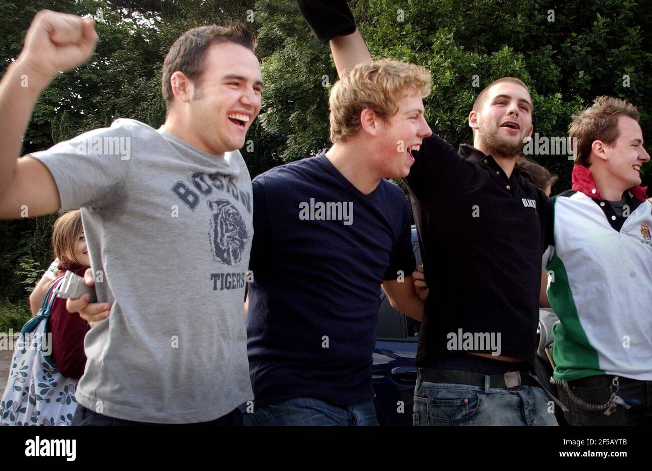 RAGAZZO DI SUCCESSO STUDENTI DI LIVELLO A, CHE INCLUDONO MATTHEW SUMNER[5 AS] A SINISTRA, AL RE EDWARD, CAMP HILL SCUOLA A KINGS HEATH, BIRMINGHAM.19/8/04 PILSTON Foto Stock