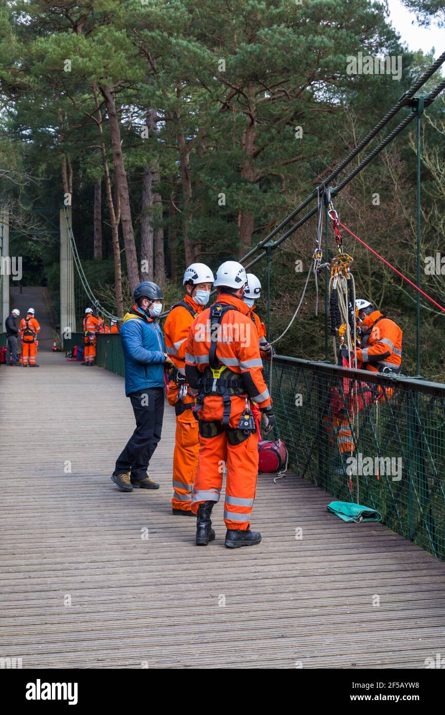 Dorset Fire Service che svolge un esercizio di formazione sul ponte sospeso ad Alum Chine, Bournemouth, Dorset UK nel mese di marzo durante il blocco Covid-19 Foto Stock