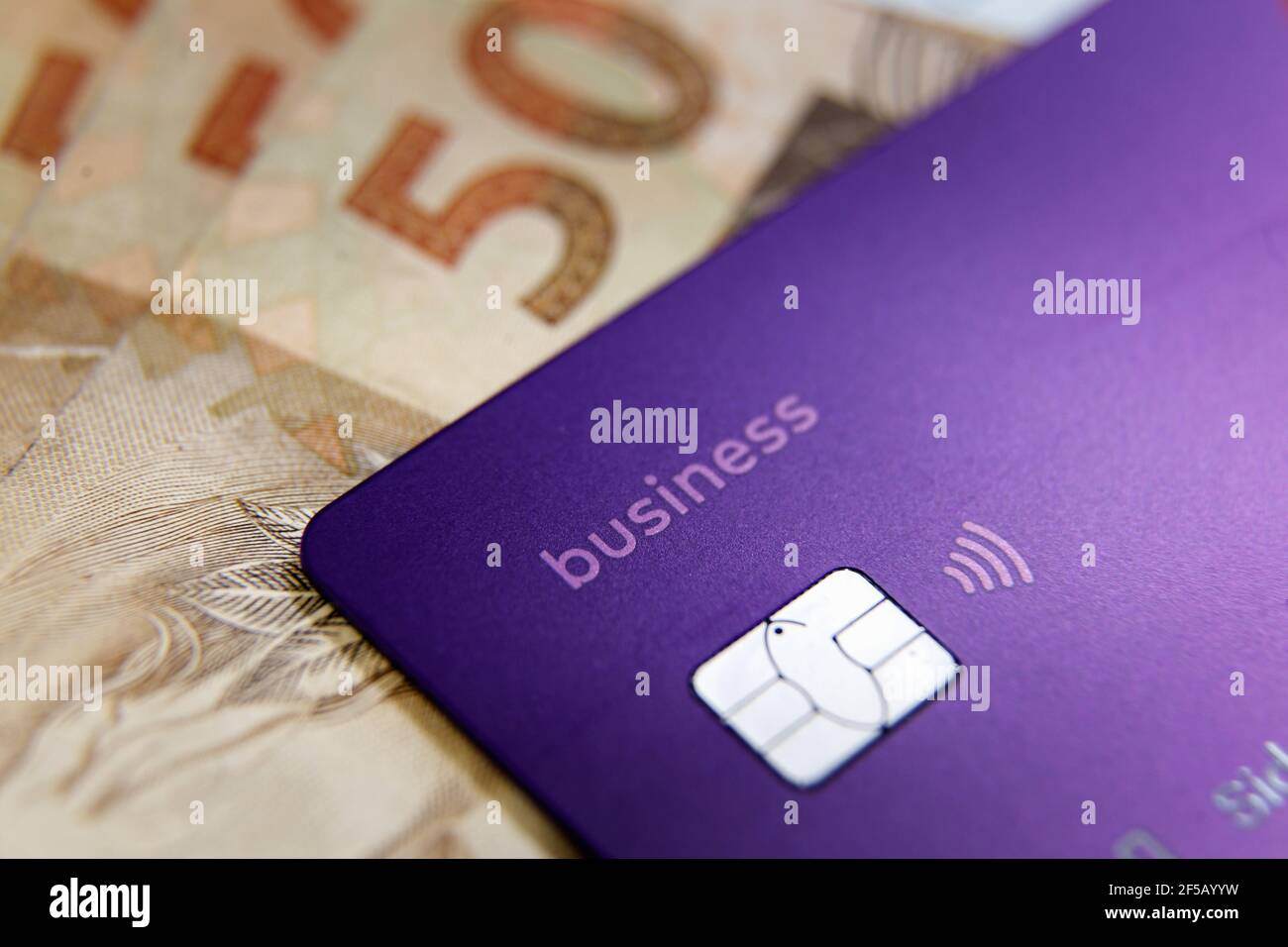 Minas Gerais, Brasile - 25 Marzo 2021: Dettaglio carta di credito Nubank Business. Sistema di pagamento digitale - fuoco selettivo Foto Stock