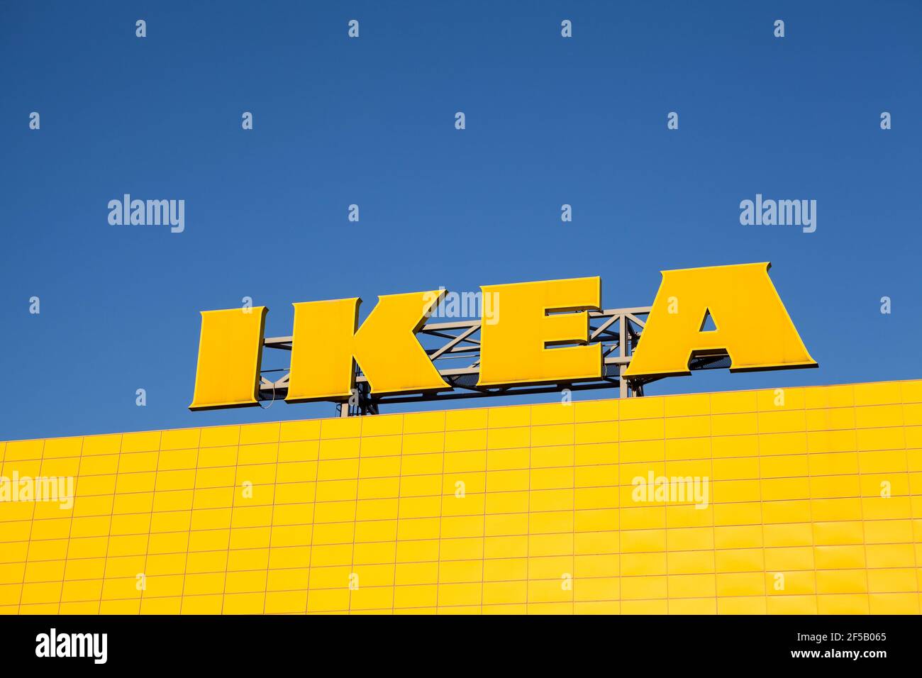 San Pietroburgo, Russia-circa dicembre 2020: Il segno del centro commerciale Ikea è sulla facciata. Si trova nel centro commerciale Mega nel quartiere di Kudrovo. Io Foto Stock