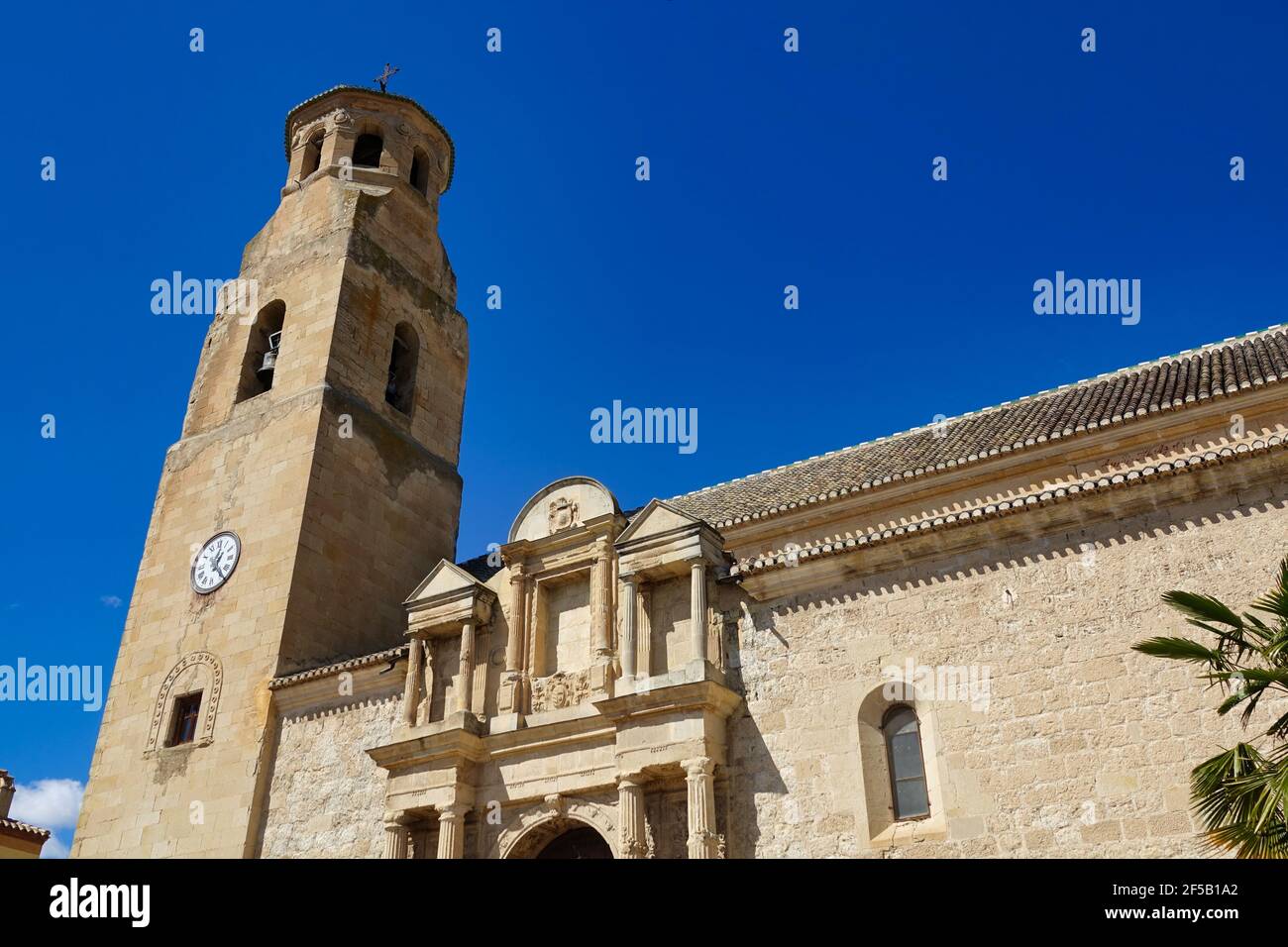 Chiesa di Santa María la Mayor de Guadahortuna a Granada (Spagna), costruita nel 16 ° secolo in stile Mudejar, è un esponente dell'arte rinascimentale Foto Stock