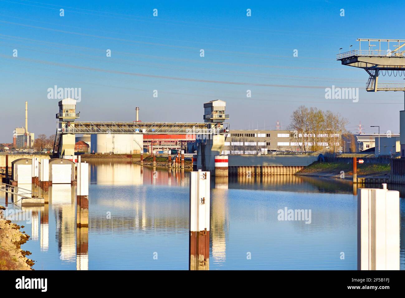Karlsruhe, Germania - Marzo 2020: Porta d'ingresso del Barrage del Porto chiamata 'Hafensperrtort' al porto del fiume reno Foto Stock