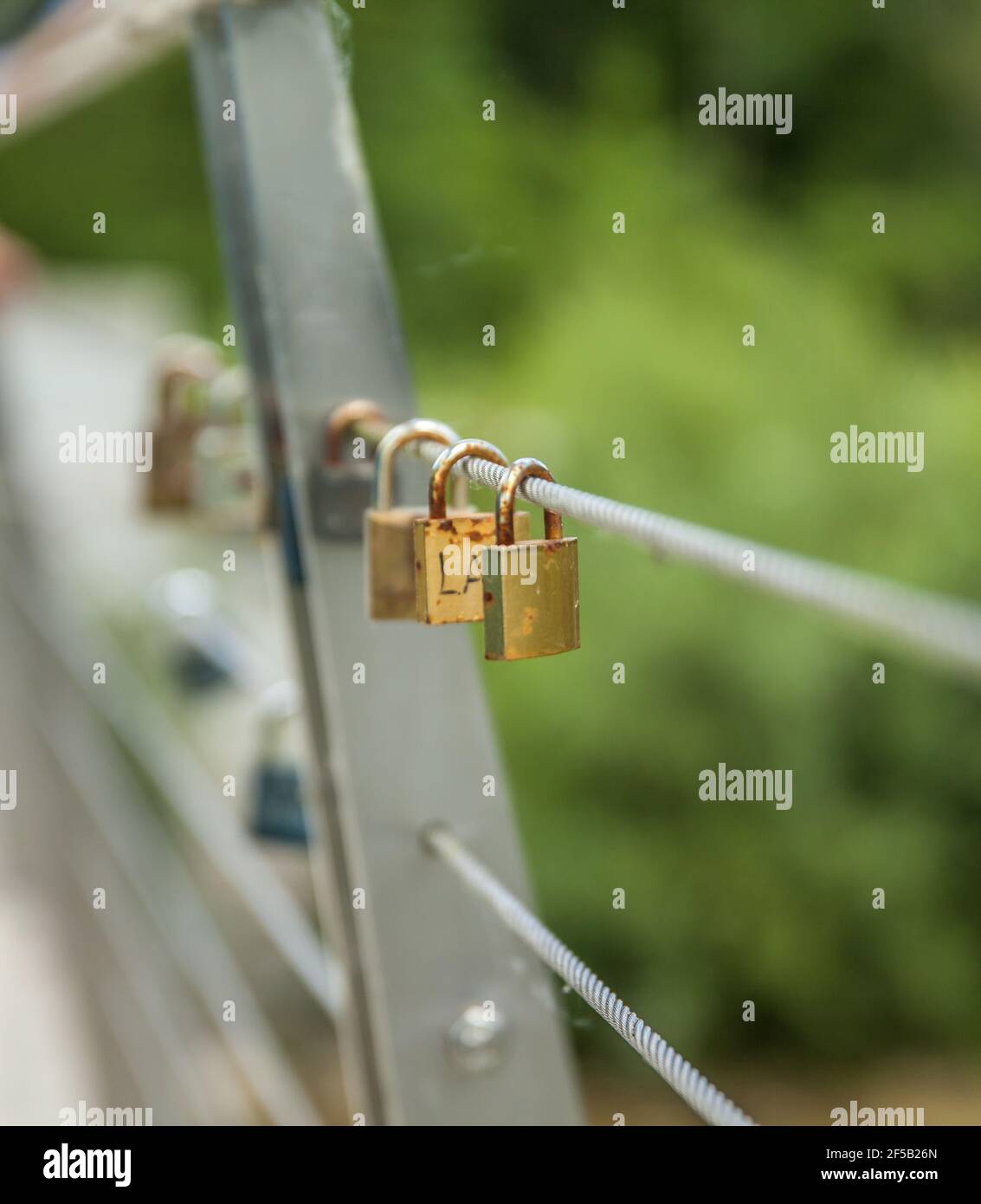 Scatto verticale di blocchi appesi sul ponte come una segno di amore eterno Foto Stock