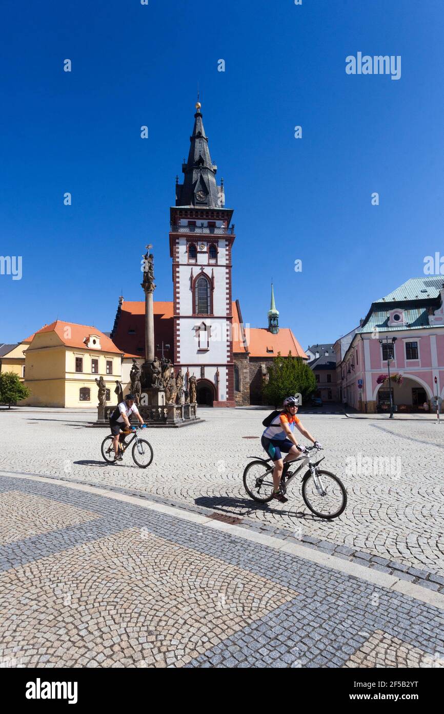 Chomutov Repubblica Ceca viaggiare due ciclisti, ciclisti in bicicletta sulla piazza principale Old Town Foto Stock