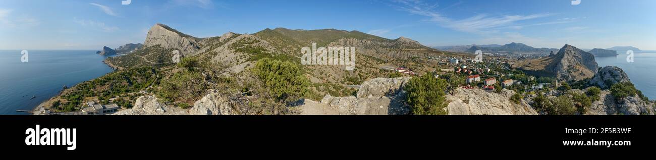 Ampio panorama a 180 gradi verso la montagna Perchem dal Monte Palvani-Oba vicino alla città di Sudak, Crimea, Russia. Foto Stock