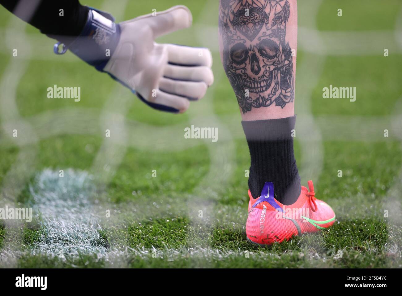 Dettaglio del tatuaggio sulla gamba del portiere sammarinese Elia Benedettini mentre si riscalda prima della partita di qualificazione della Coppa del mondo FIFA 2022 allo stadio Wembley di Londra. Data immagine: Giovedì 25 marzo 2021. Foto Stock