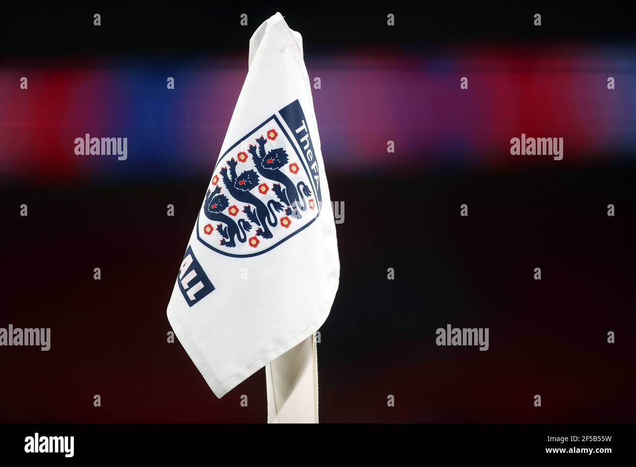 Una bandiera d'angolo con marchio inglese durante la partita di qualificazione della Coppa del mondo FIFA 2022 al Wembley Stadium di Londra. Data immagine: Giovedì 25 marzo 2021. Foto Stock