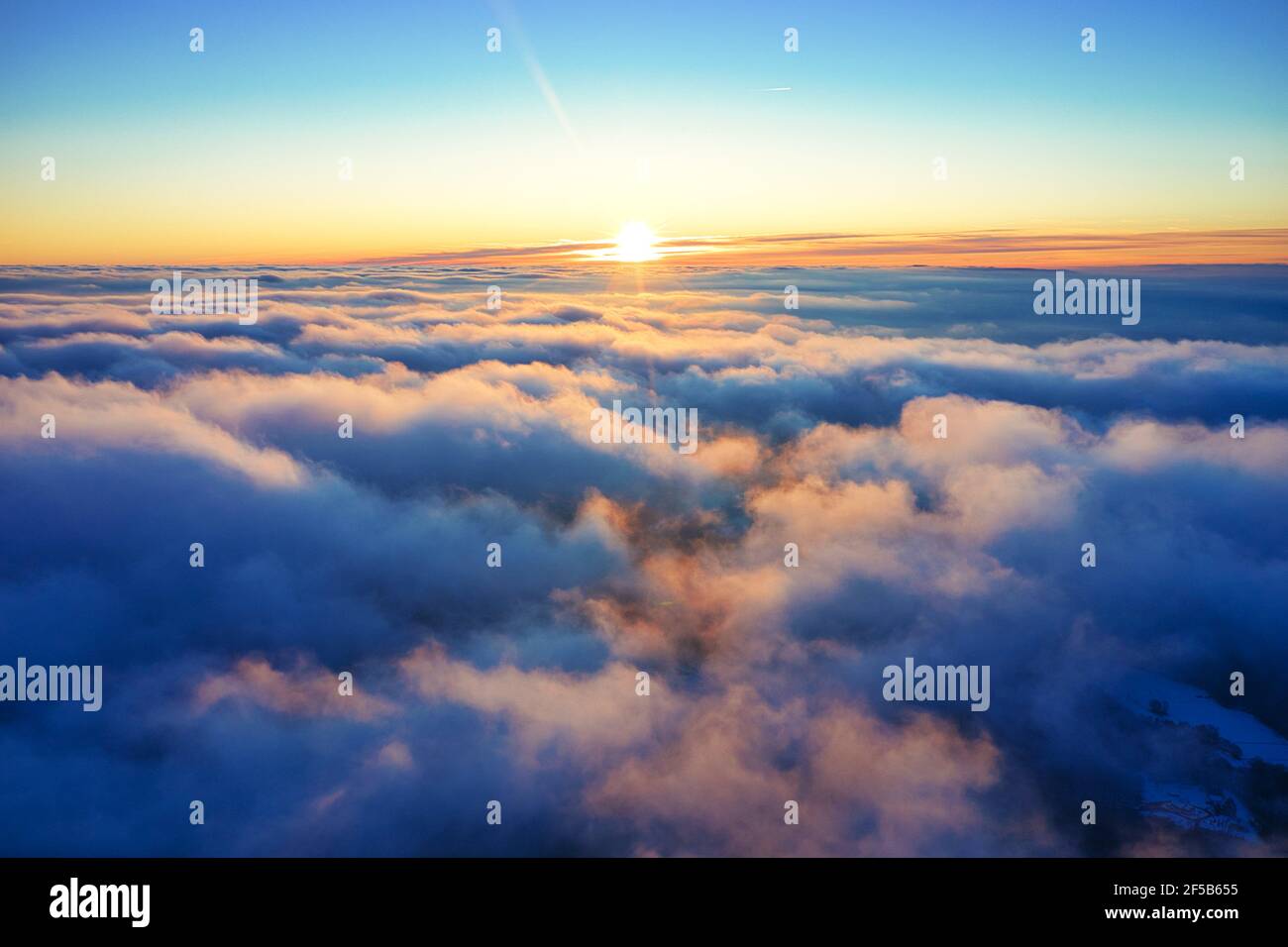 Luftaufnahme vom winterlichen und nebligen Sonnenaufgang auf dem Hohen Meißner Foto Stock
