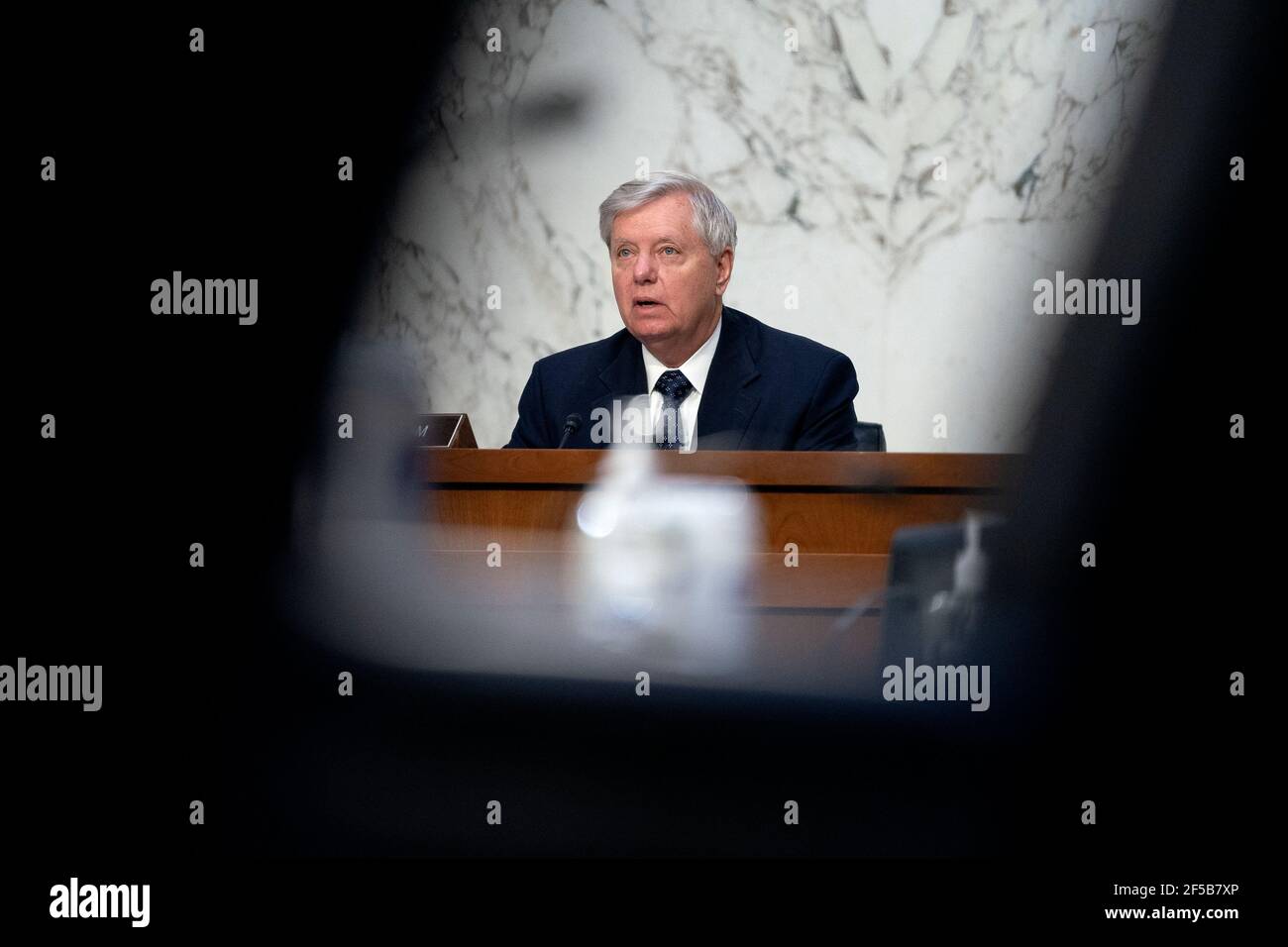 Washington, Stati Uniti d'America. 25 Marzo 2021. Il senatore degli Stati Uniti Lindsey Graham (repubblicano della Carolina del Sud) parla durante un'audizione del Comitato di bilancio del Senato degli Stati Uniti presso l'edificio dell'ufficio del Senato di Hart a Capitol Hill a Washington, DC, Stati Uniti il giovedì 25 marzo 2021. Credit: Stefani Reynolds/CNP | Usage worldwide Credit: dpa/Alamy Live News Foto Stock