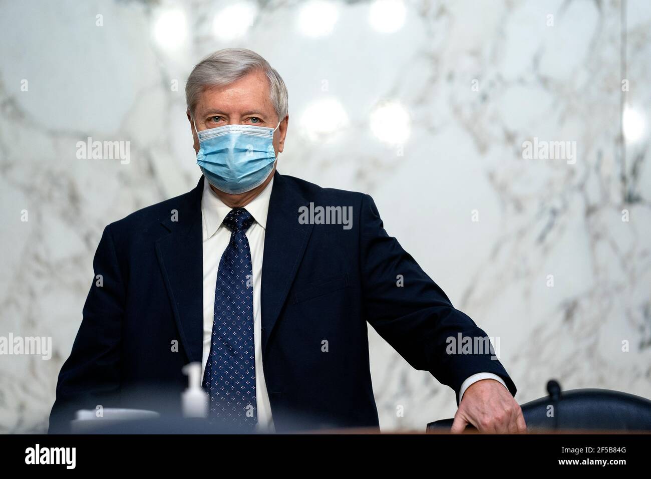 Washington, Stati Uniti d'America. 25 Marzo 2021. Il senatore degli Stati Uniti Lindsey Graham (repubblicano della Carolina del Sud) arriva a un'audizione del Comitato di bilancio del Senato degli Stati Uniti presso l'edificio dell'ufficio del Senato di Hart a Capitol Hill a Washington, DC, Stati Uniti giovedì 25 marzo 2021. Credit: Stefani Reynolds/CNP | Usage worldwide Credit: dpa/Alamy Live News Foto Stock