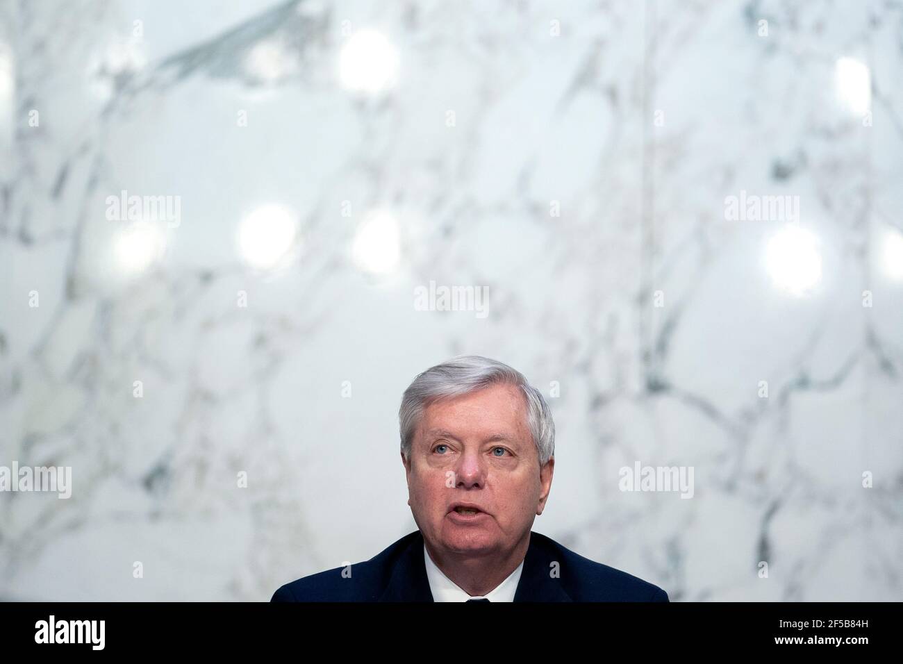 Washington, Stati Uniti d'America. 25 Marzo 2021. Il senatore degli Stati Uniti Lindsey Graham (repubblicano della Carolina del Sud) parla durante un'audizione del Comitato di bilancio del Senato degli Stati Uniti presso l'edificio dell'ufficio del Senato di Hart a Capitol Hill a Washington, DC, Stati Uniti il giovedì 25 marzo 2021. Credit: Stefani Reynolds/CNP | Usage worldwide Credit: dpa/Alamy Live News Foto Stock