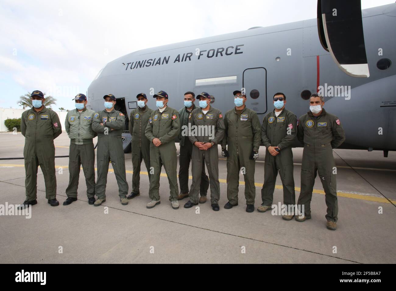 Tunisi, Tunisia. Marzo 25 2021: Il team delle forze aeree tunisine visto durante la cerimonia dell'aeroporto internazionale di Tunisi Carthage, sotto la supervisione del Ministro della Sanità, Dr. Fawzi Mahdi, e dell'Ambasciatore cinese in Tunisia, Sig. ZHANG Jianguo, e alla presenza dell'Emiro del maggiore Generale, Dottore Generale della Salute militare, Mustafa Ferjani, un convoglio ha ricevuto una nuova spedizione di vaccino anti-Covid 19 contenente 200 mila dosi di vaccino Sinovac fornito dalla Repubblica popolare Cinese in dono alla Repubblica tunisina, nell'ambito della cooperazione sanitaria tra i due contri Foto Stock