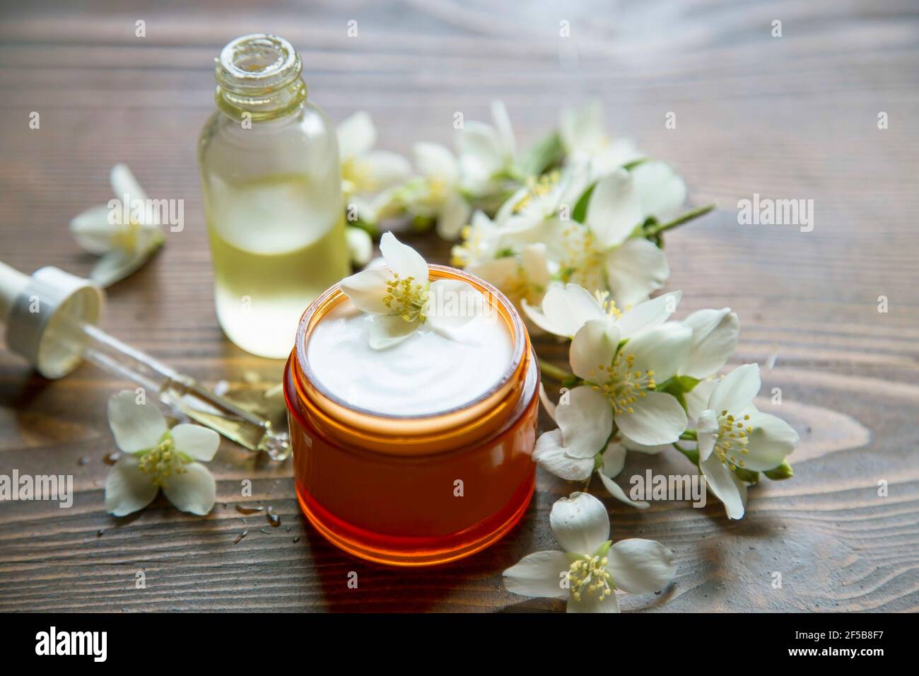 Crema viso naturale per la cura della pelle con olio di gelsomino,  trattamento viso. Ingredienti biologici
