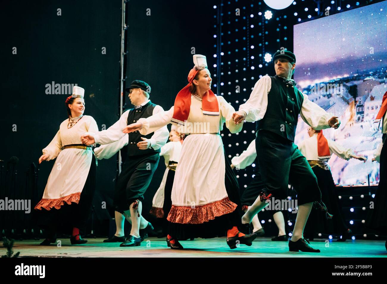 Tallinn, Estonia. Ballerini in tute nazionali che eseguono balli folcloristici durante la tradizionale celebrazione delle feste di Natale. Foto Stock