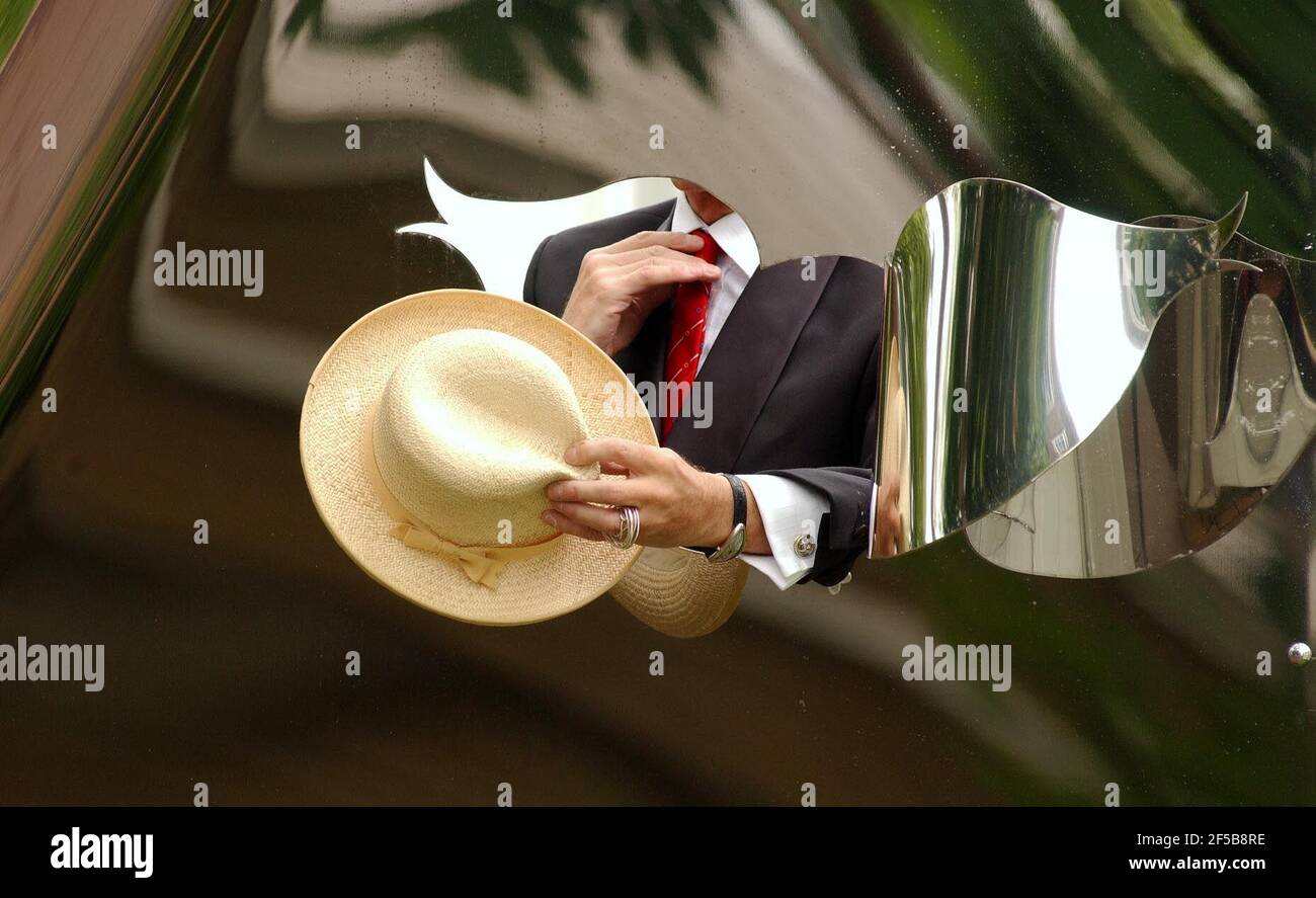 Il creatore visivo David Shilling, che è meglio conosciuto per le sue creazioni di cappelli per Royal Ascot, si innalza dalla sua recente installazione intitolata 'Big Kiss' che si trova all'ingresso di artLONDON che apre domani al quartier generale del Duke of Yorks a Chelsea.21 maggio 2002 foto Andy Paradise Foto Stock