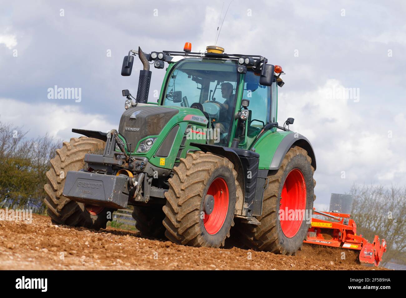 Un Fendt 724 Vario con attrezzatura per la frantumazione della pietra sul posteriore Foto Stock