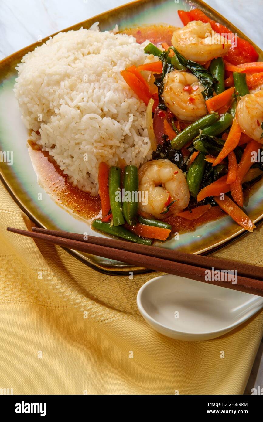 Cibo tailandese Pad di gamberi piccanti saltati al basilico con verdure miste Foto Stock