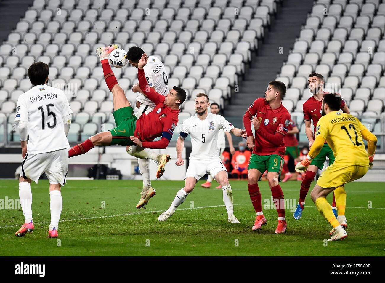 Torino, Italia - 24 marzo 2021: Cristiano Ronaldo (C) del Portogallo tenta  un calcio di calcio in bicicletta durante la Coppa del mondo FIFA 2022  Qatar qualificandosi tra Portogallo e Azerbaigian. Il