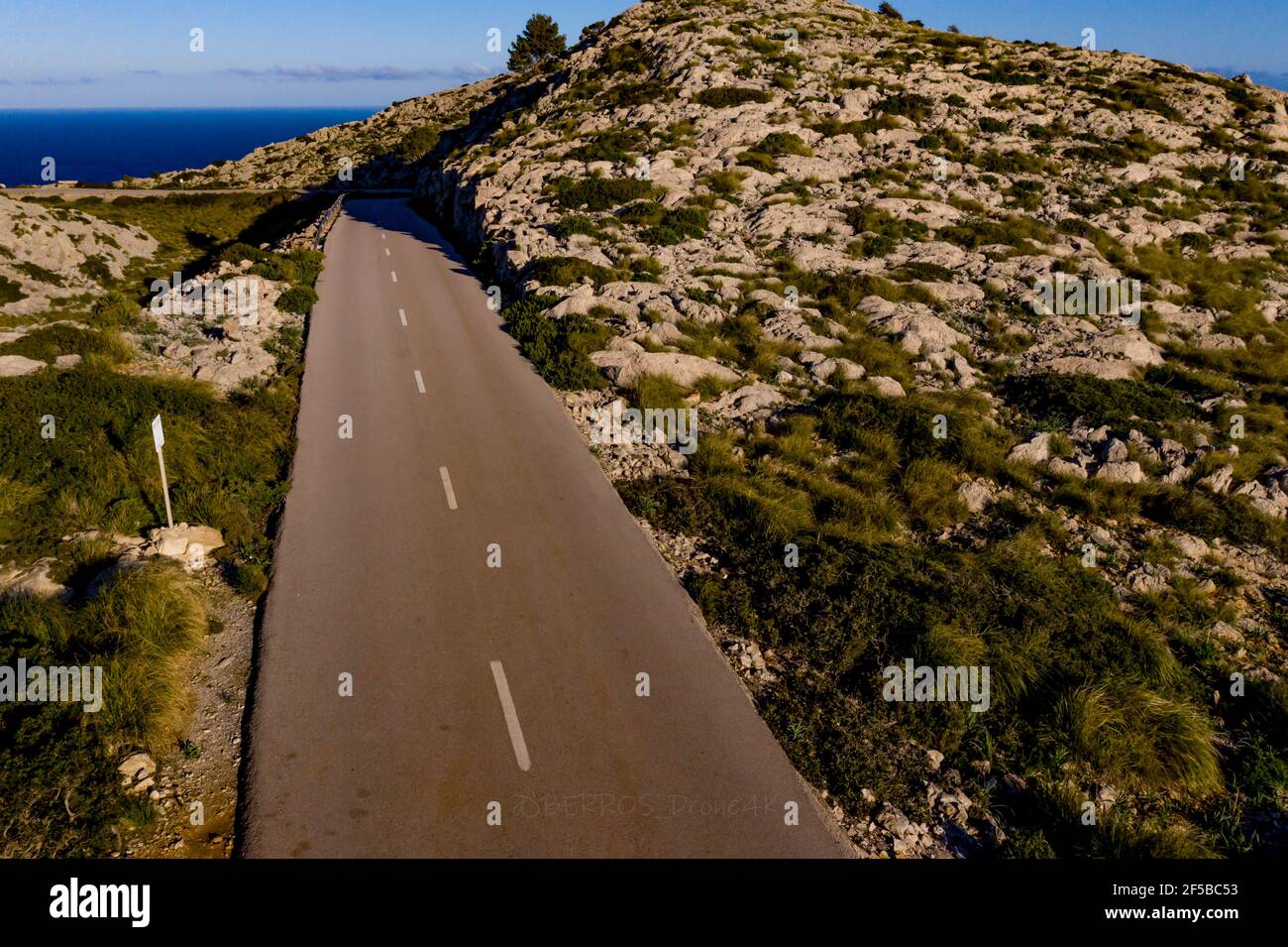 Formentor Road - faro- Tramuntana: Carretera de Formentor hacia el Faro- Acantilados y punto mas alto de la Sierra de Tramuntana Foto Stock