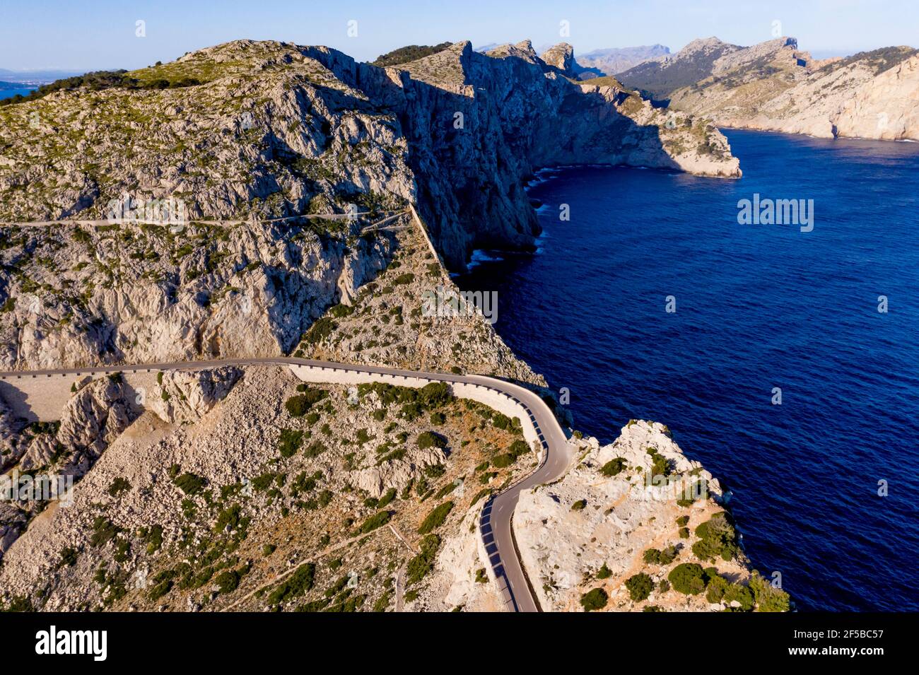 Formentor Road - faro- Tramuntana: Carretera de Formentor hacia el Faro- Acantilados y punto mas alto de la Sierra de Tramuntana Foto Stock