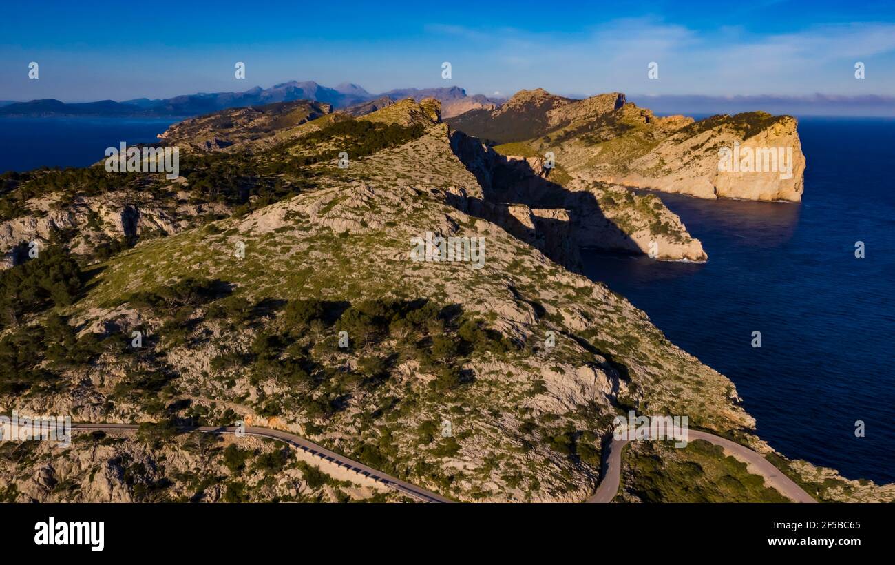 Formentor Road - faro- Tramuntana: Carretera de Formentor hacia el Faro- Acantilados y punto mas alto de la Sierra de Tramuntana Foto Stock
