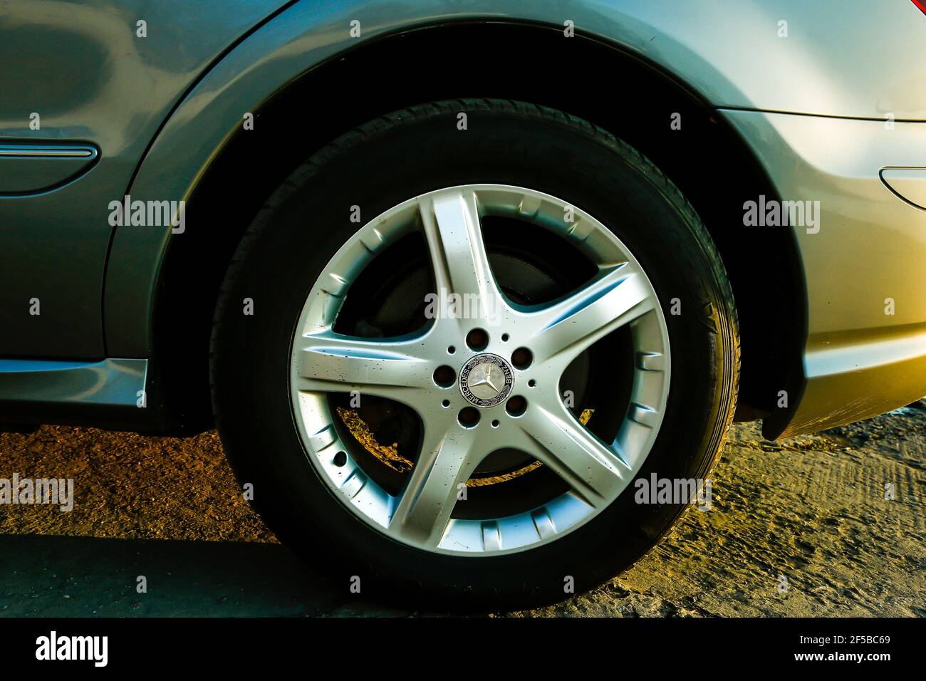 Dnepropetrovsk, Ucraina - 03.15.2021: Ruota posteriore di una Mercedes-Benz R 350. Foto Stock