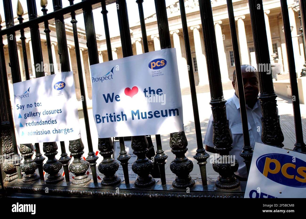 Il British Museum Workers in sciopero oggi come una protesta A tagli di posti di lavoro e declino financing dal governo.17 giugno 2002 foto Andy Paradise Foto Stock