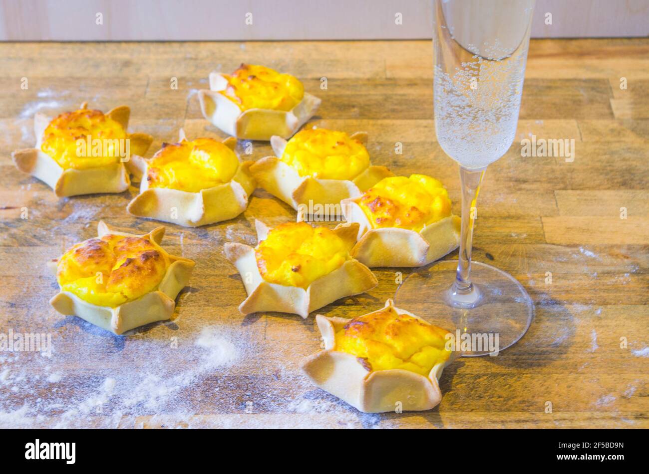 bicchiere di spumante ghiacciato con dolci a forma di stella con frolla,  ricotta e crema Foto stock - Alamy