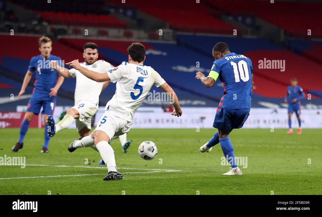 L'inglese Raheem Sterling segna il terzo gol della partita durante la partita di qualificazione della Coppa del mondo FIFA 2022 al Wembley Stadium di Londra. Data immagine: Giovedì 25 marzo 2021. Foto Stock