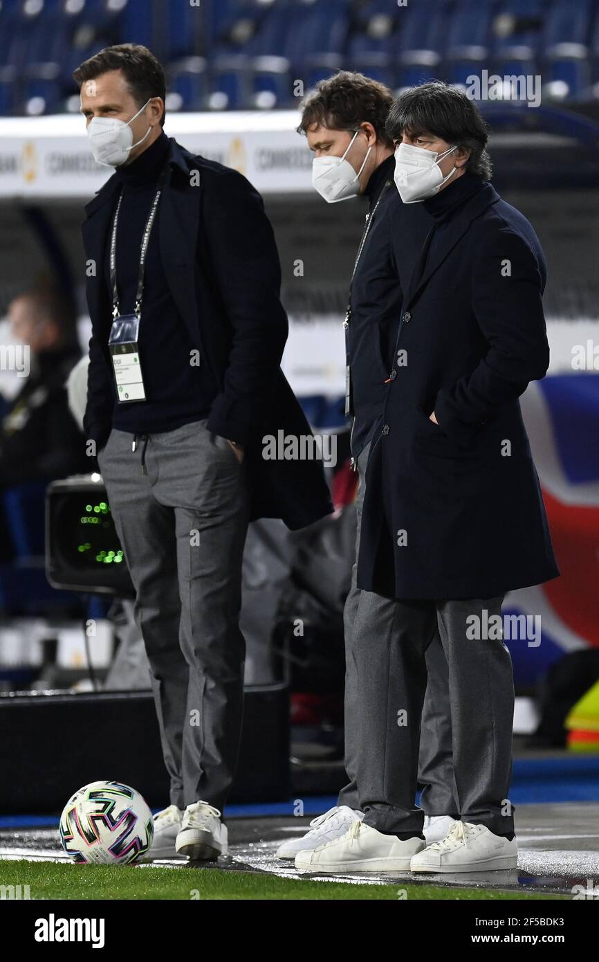 Duisburg, Germania. 25 Marzo 2021. Joachim Loew, allenatore federale, Marcus Sorg, assistente e Oliver Bierhoff, team manager. GES/Fussball/WM-Qualifikation: Germania - Islanda, 25.03.2021 Calcio/Calcio: Coppa del mondo match di qualificazione: Germania vs Islanda, Duisburg, Germania, 25 marzo 2021 | usage worldwide Credit: dpa/Alamy Live News Foto Stock