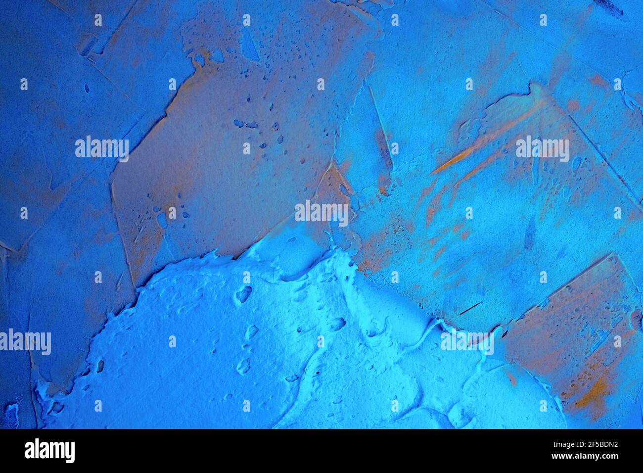 La superficie metallica della porta è rivestita con vernice perlescente. Intonaco sulla superficie in blu. Grunge texture, sfondo. Foto Stock