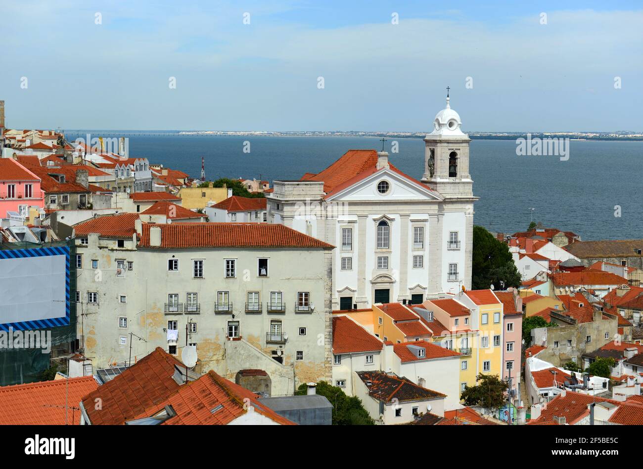 Igreja de Santo Estevao nel distretto di Alfama, ad est di Lisbona, con il fiume Tago sullo sfondo, Lisbona, Portogallo. Foto Stock