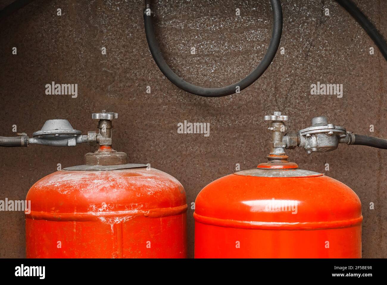 Sistema di collegamento di due bombole di gas nella cassetta di un edificio residenziale. Foto Stock