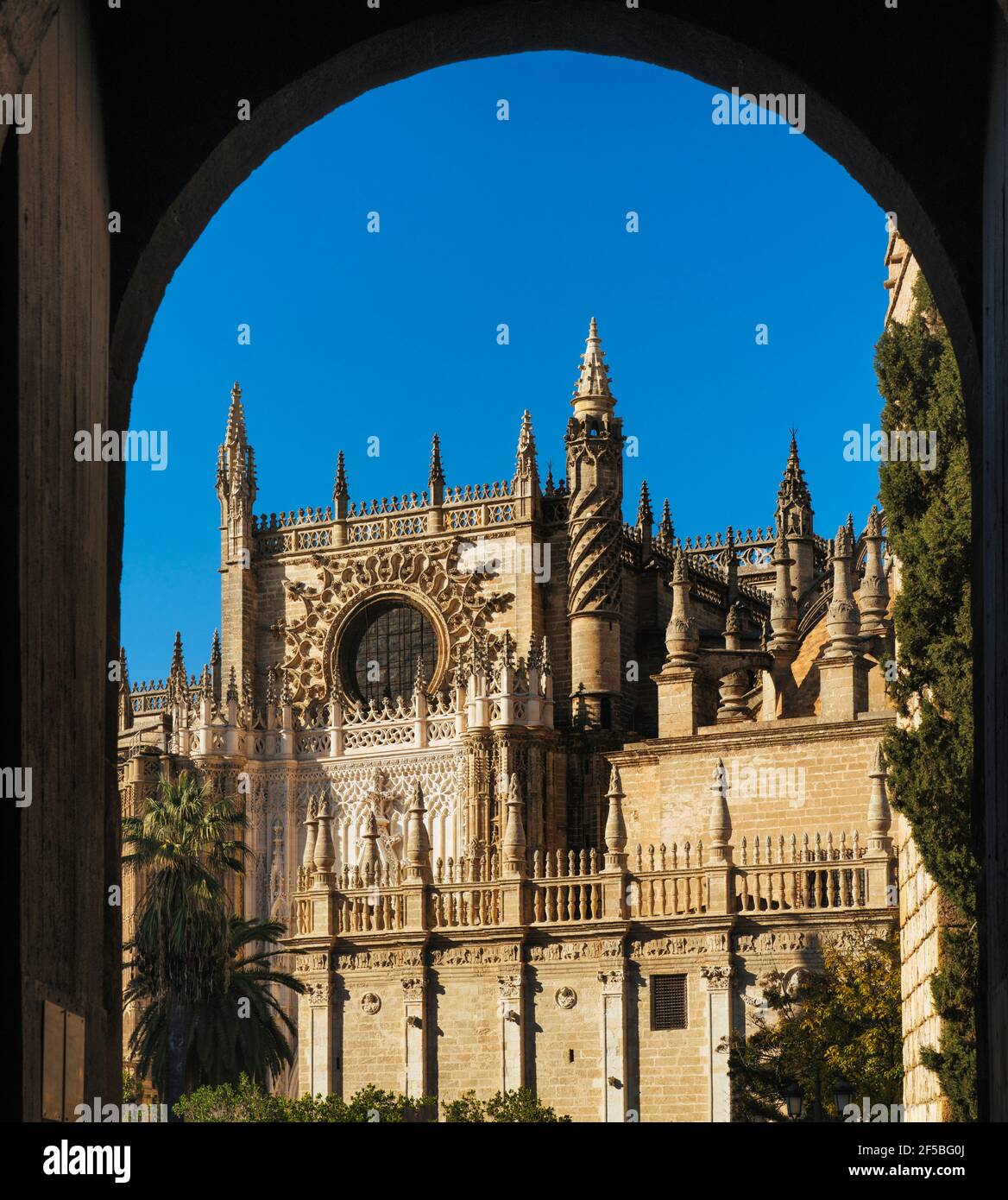 Bella vista della Cattedrale di Siviglia frontale Foto Stock