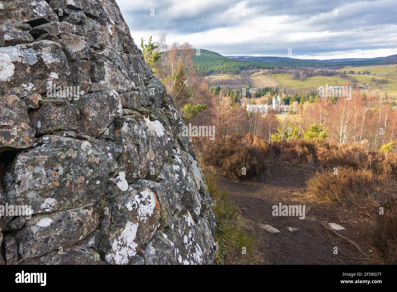 Balmoral cairns con il castello Balmoral sullo sfondo Foto Stock