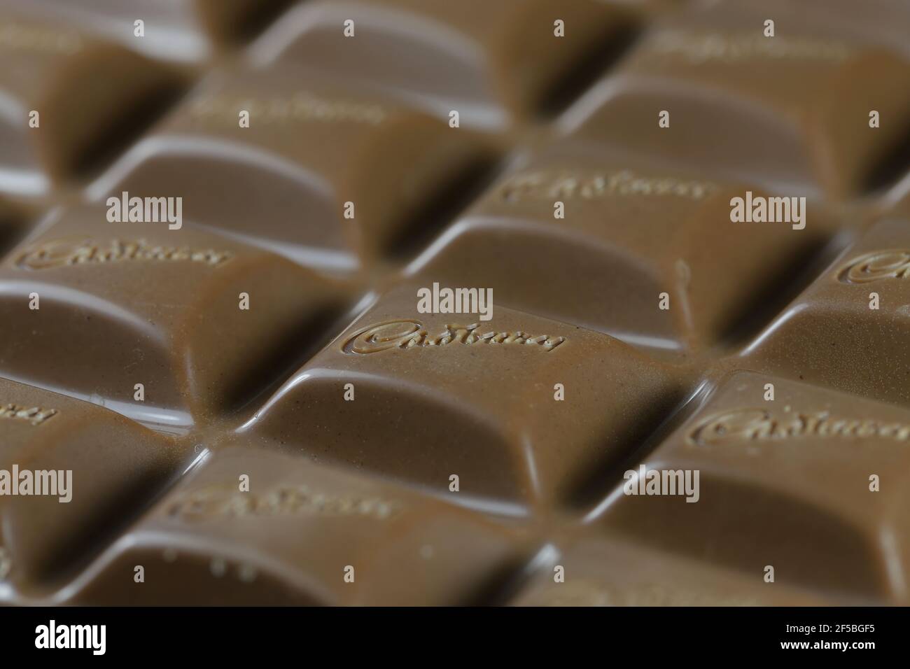 Barretta di cioccolato al latte Cadbury Dairy Foto Stock