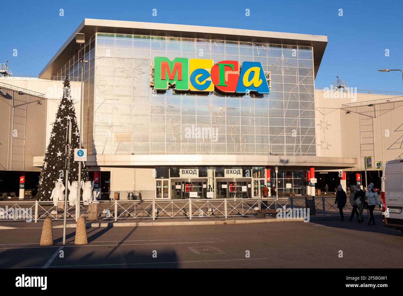 San Pietroburgo, Russia-circa dicembre 2020: La facciata dell'edificio del centro commerciale Mega è al momento di Natale. Si trova nel quartiere di Kudrovo. È mana Foto Stock