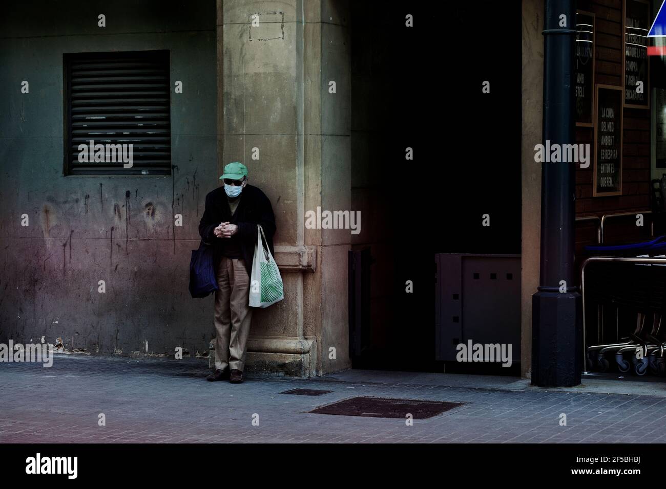Vecchio uomo in piedi per strada. Foto Stock