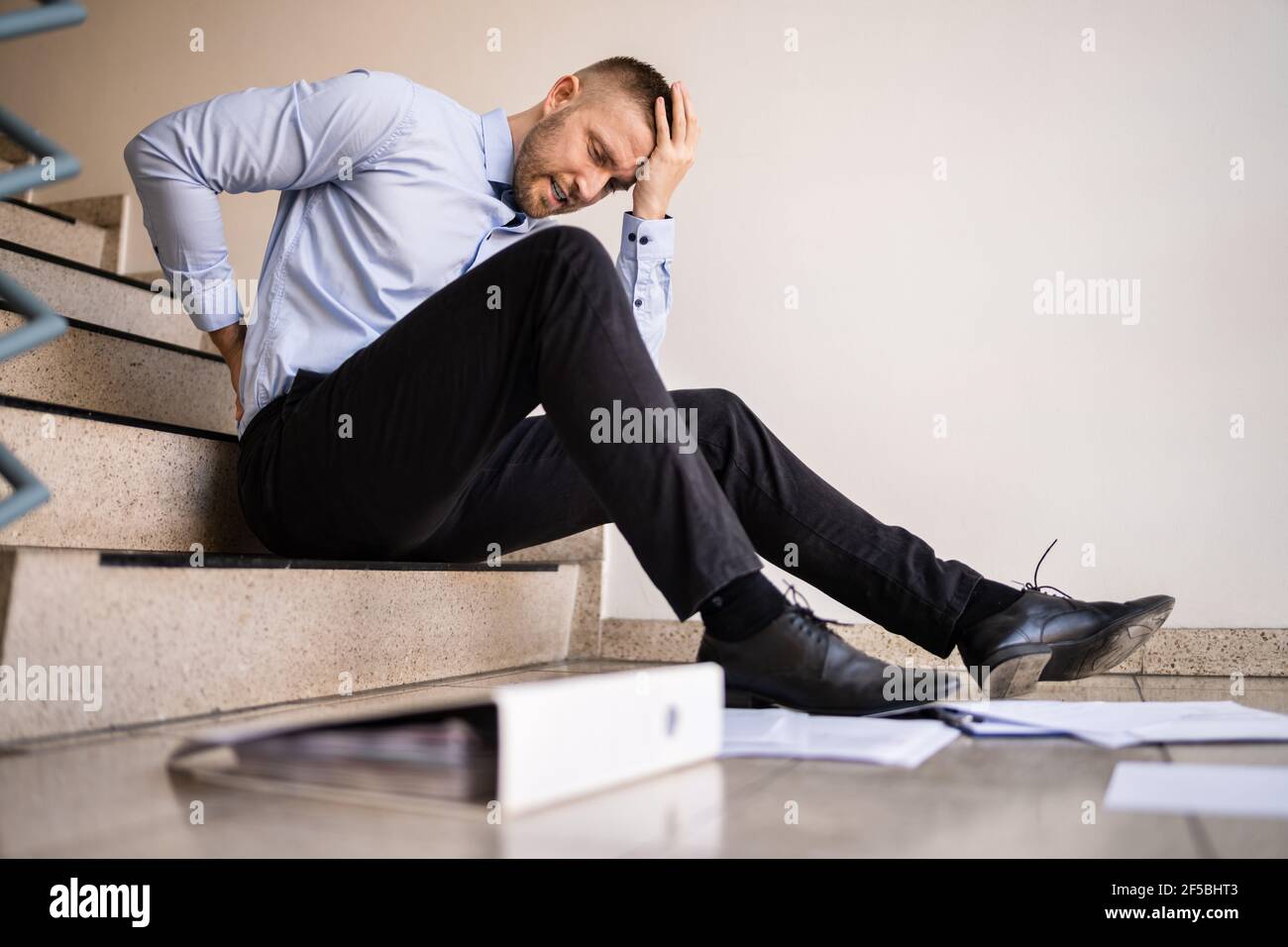 Incidente di caduta e caduta sul luogo di lavoro. L'uomo cadde giù le scale Foto Stock