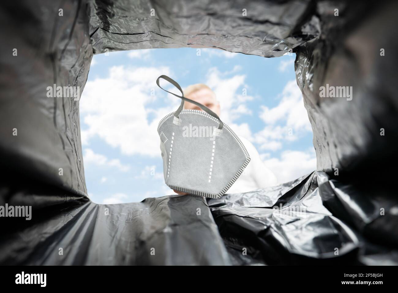 Lancio medico Corona Virus maschera viso in Bin Foto Stock