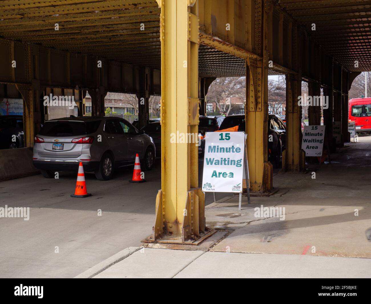 Oak Park, Illinois, Stati Uniti. 25 marzo 2021. Un viaggio attraverso la clinica di vaccinazione COVID-19 presso il Public Works Building in questo sobborgo occidentale di Chicago. I pazienti devono parcheggiare in questa area per 15 minuti in caso di reazione avversa prima della partenza. Foto Stock