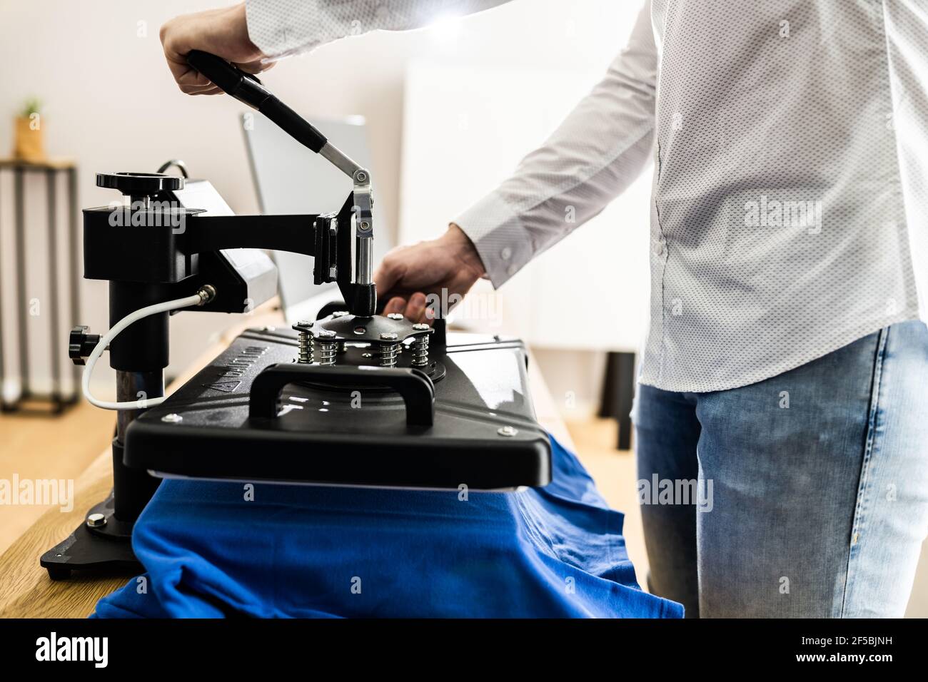 TShirt Stampa Heat Press. Macchina per stampa di magliette personalizzate Foto Stock