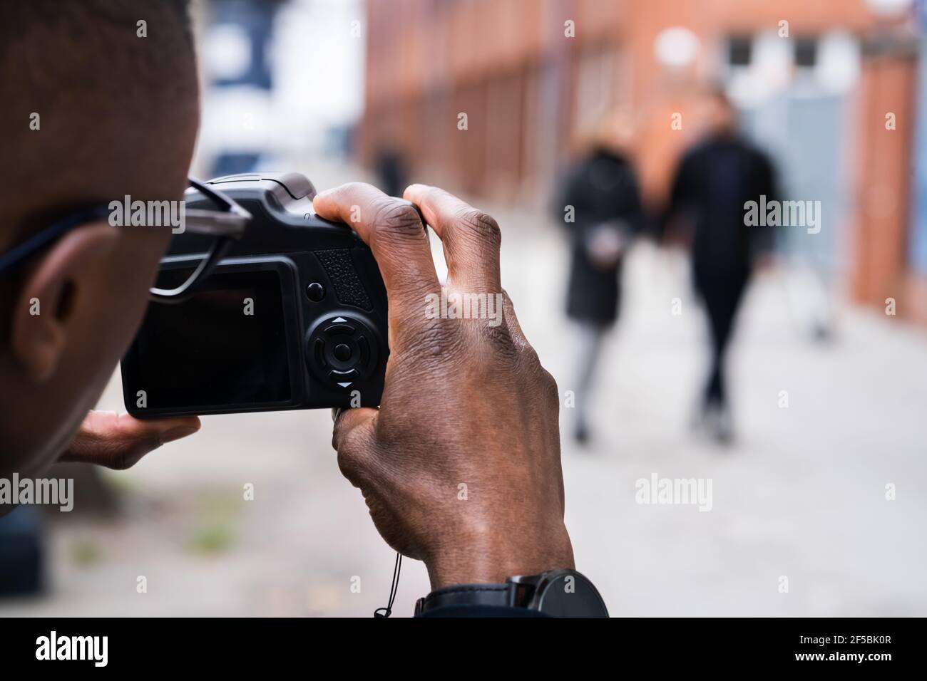 Detective privato spionaggio sulla moglie Cheating Donna Foto Stock