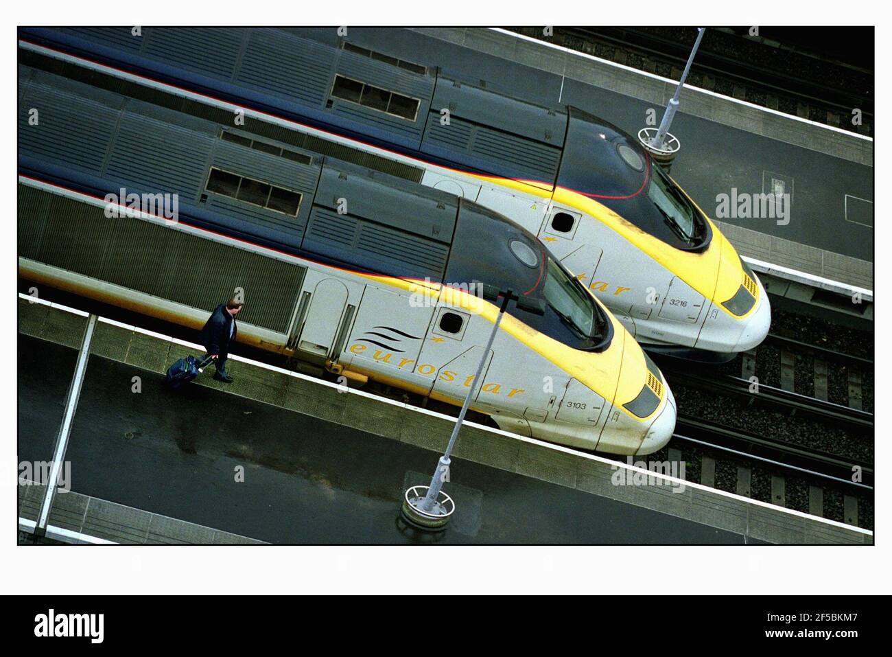 EUROSTAR alla stazione di Waterloo, Londra. pic David Sandison 9/3/2001 treno Foto Stock