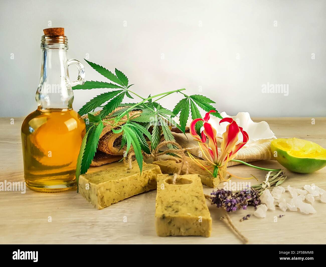 Artigianato e artigianato. Sapone fatto a mano da mango, canapa, lavanda, olio naturale di canapa con sale grosso rosa. Sapone ecologico naturale fatto a mano. Foto Stock