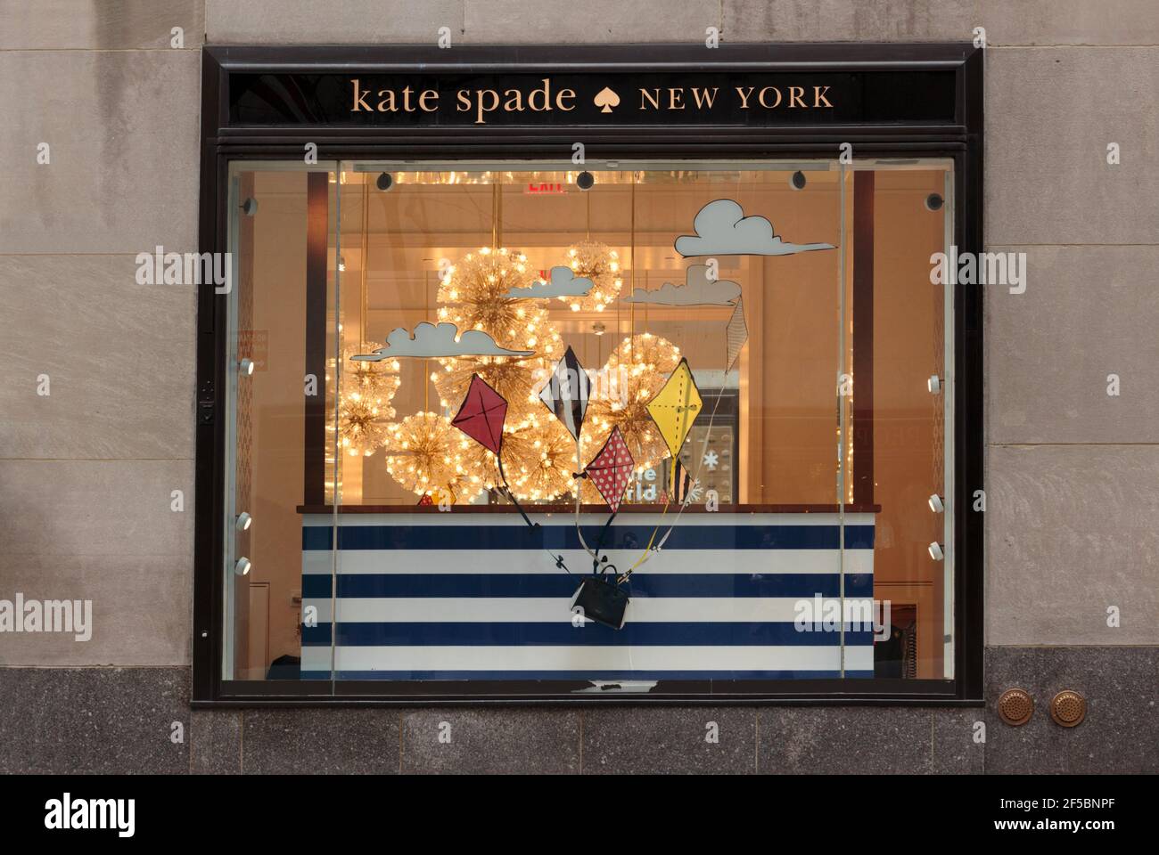 Vetrina del negozio Kate Spade New York al Rockefeller Center di Manhattan, con decorazione a aquile e illuminazione decorativa Foto Stock