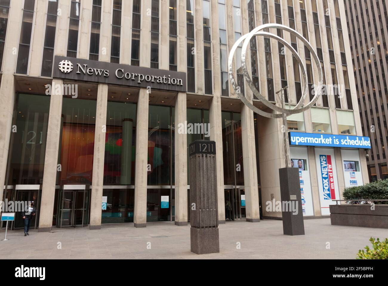 Entrata frontale dell'edificio della News Corporation nel centro di Manhattan, la casa madre della rete di notizie via cavo Fox News Foto Stock